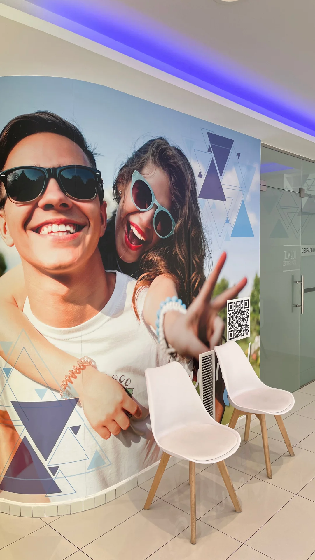 CARTEL-SONRISAS-CLINICA-DENTAL-GOMEZ-OLMEDO