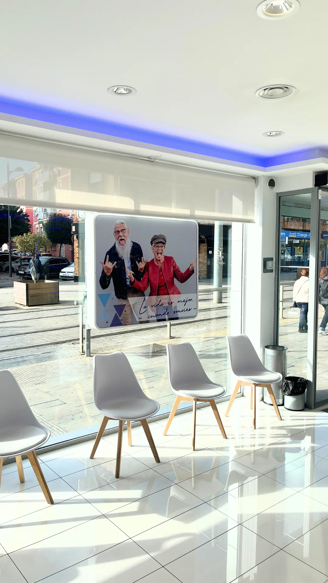 SALA-DE-ESPERA-CLINICA-DENTAL-GOMEZ-OLMEDO